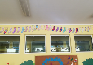 na sznurku wiszą kolorowe skarpetki wykonane przez dzieci